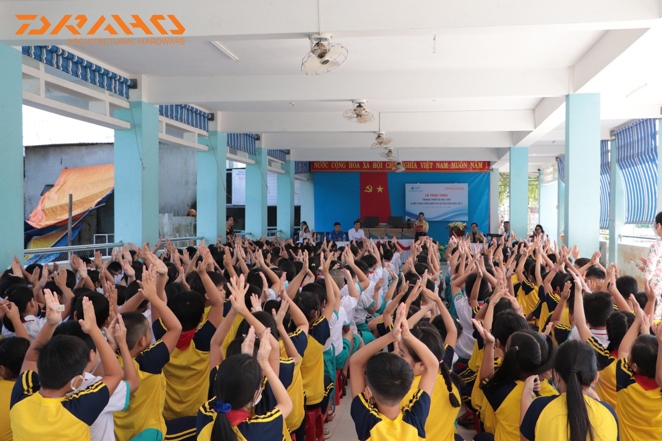 Buổi lễ diễn ra với sự có mặt của toàn bộ thầy và trò trường tiểu học Hồng Quang.