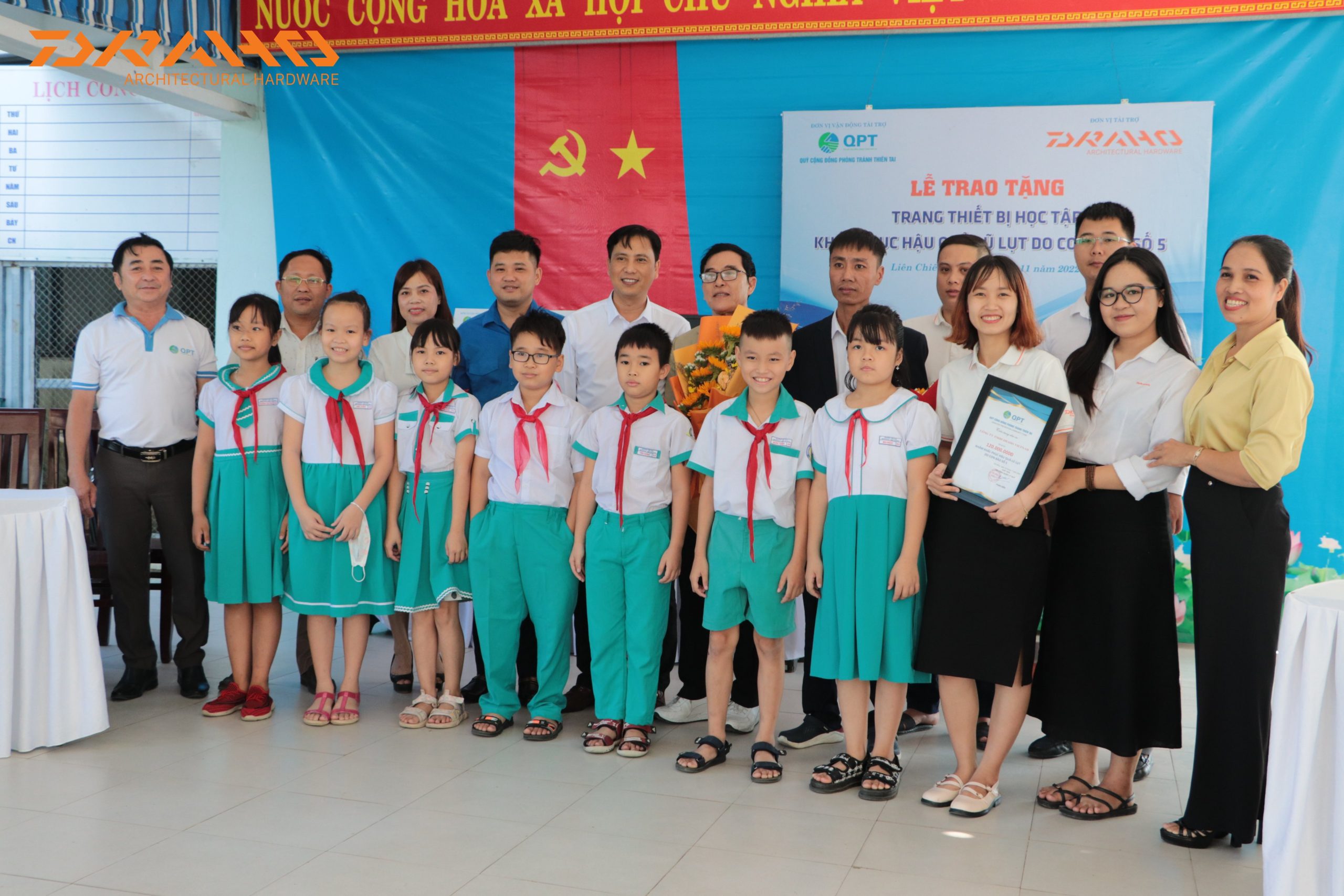 Thầy và trò trường tiểu học Hồng Quang vui vẻ, rạng rỡ trong buổi trao tặng.