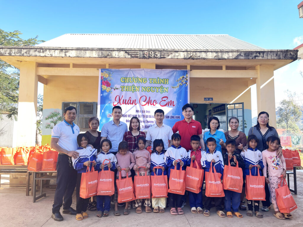 Draho trao tặng đồ dùng học tập cho học sinh trường tiểu học Lơ Pang 
