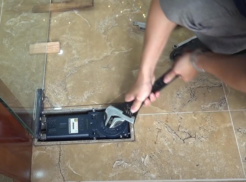Cách tháo bản lề cửa thủy lực 2