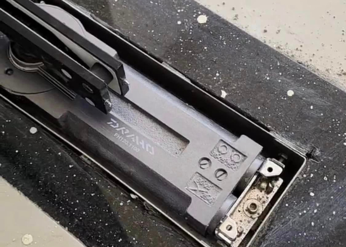 Cách tháo bản lề cửa thủy lực 2