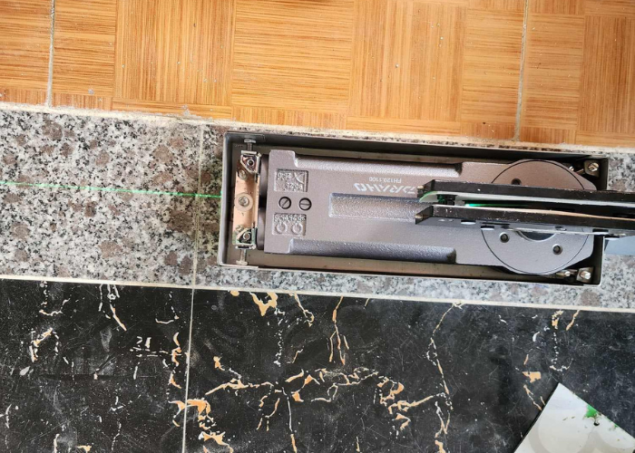 Cách tháo bản lề cửa thủy lực 4